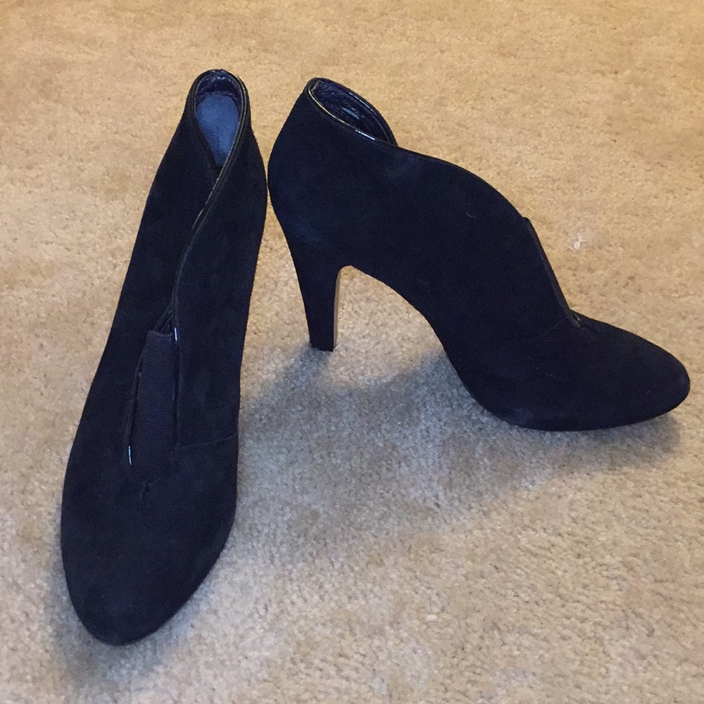 Like new Adrienne Vittadini Black Suede Booties